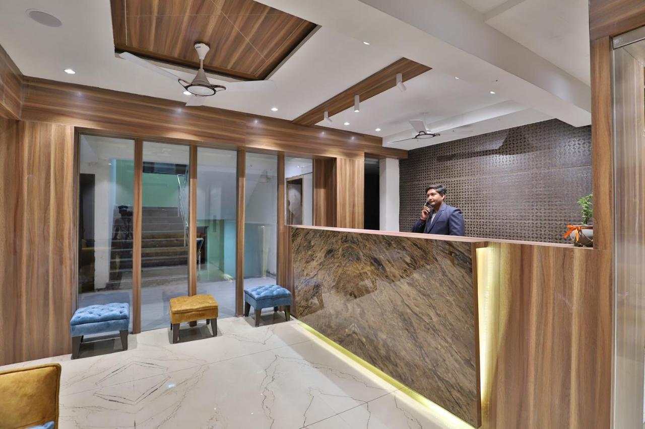 Hotel Privya Rooms And Banquet Surat Exterior photo