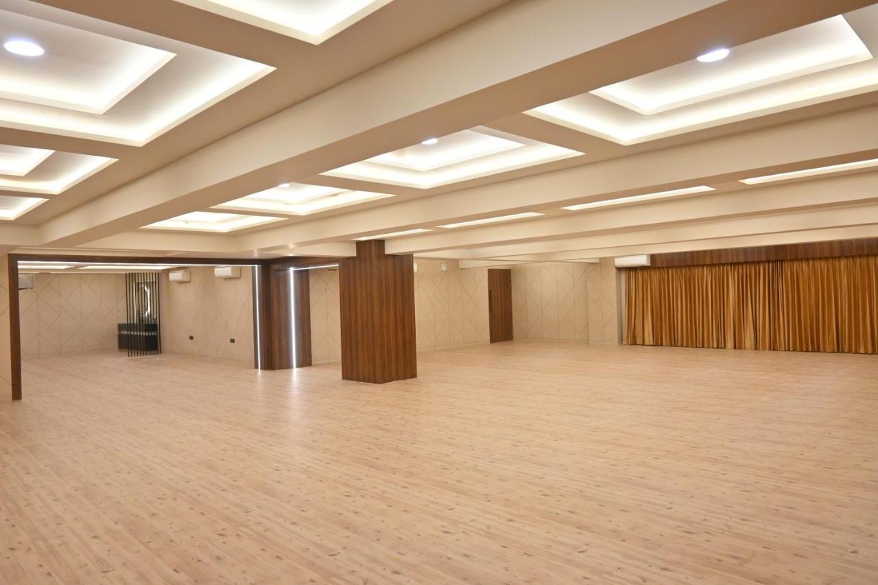 Hotel Privya Rooms And Banquet Surat Exterior photo