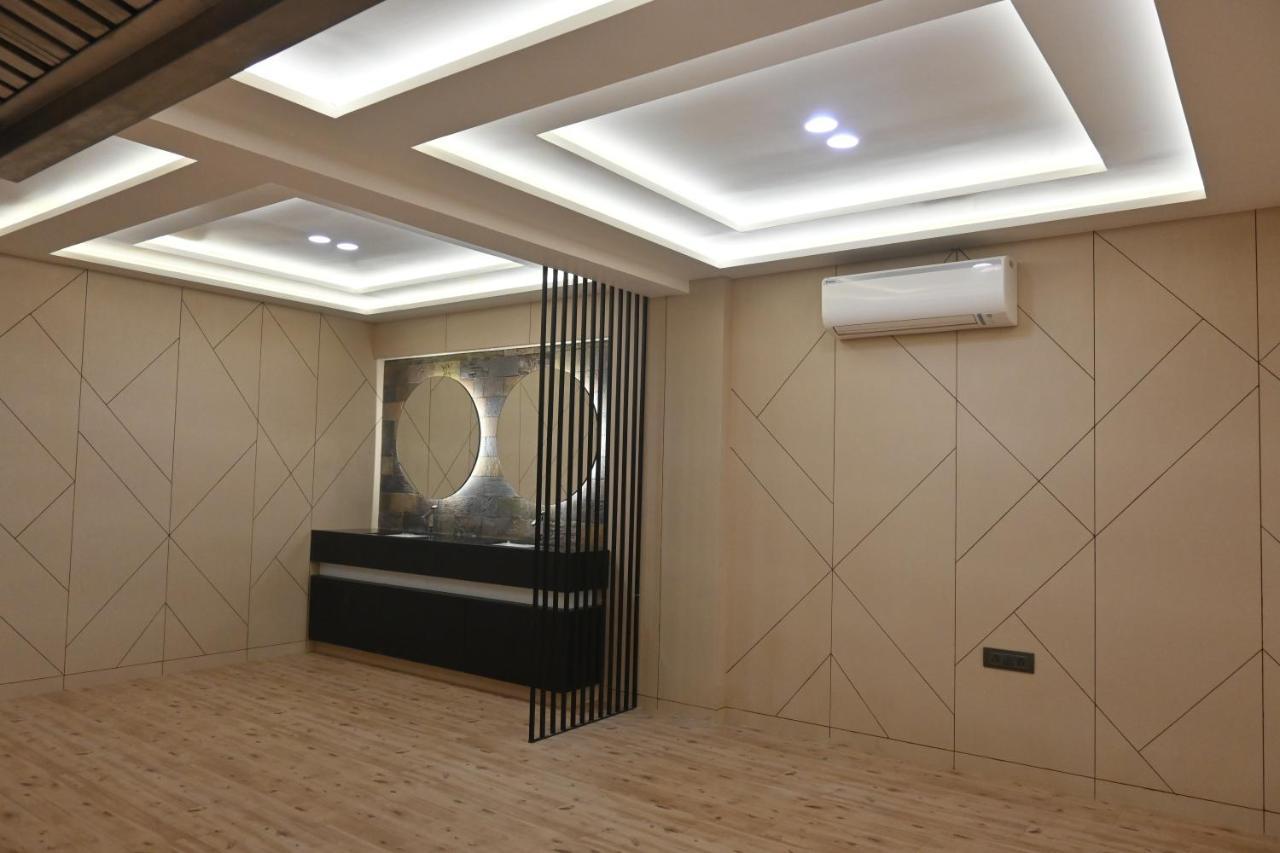 Hotel Privya Rooms And Banquet Surat Exterior photo