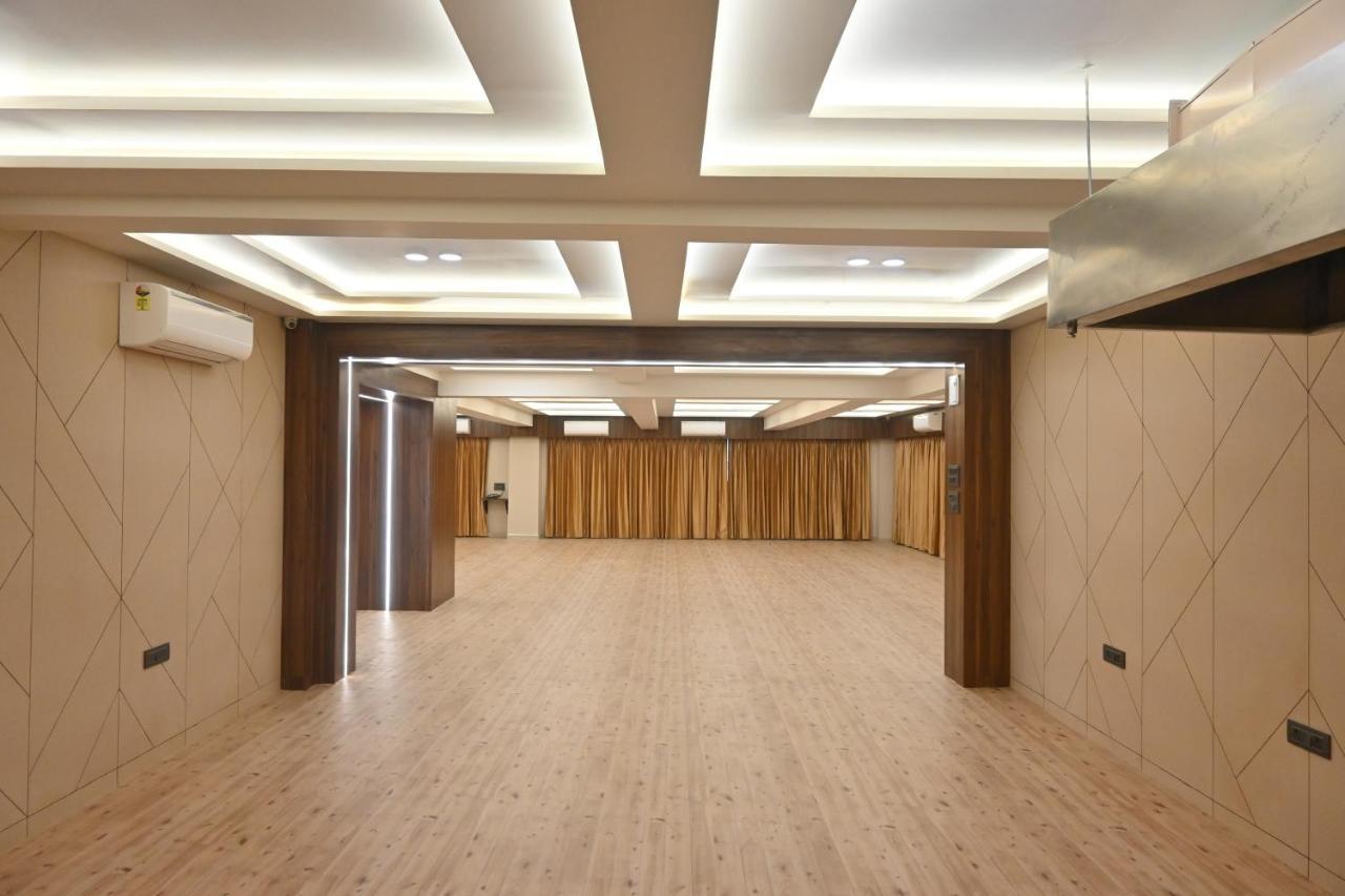 Hotel Privya Rooms And Banquet Surat Exterior photo
