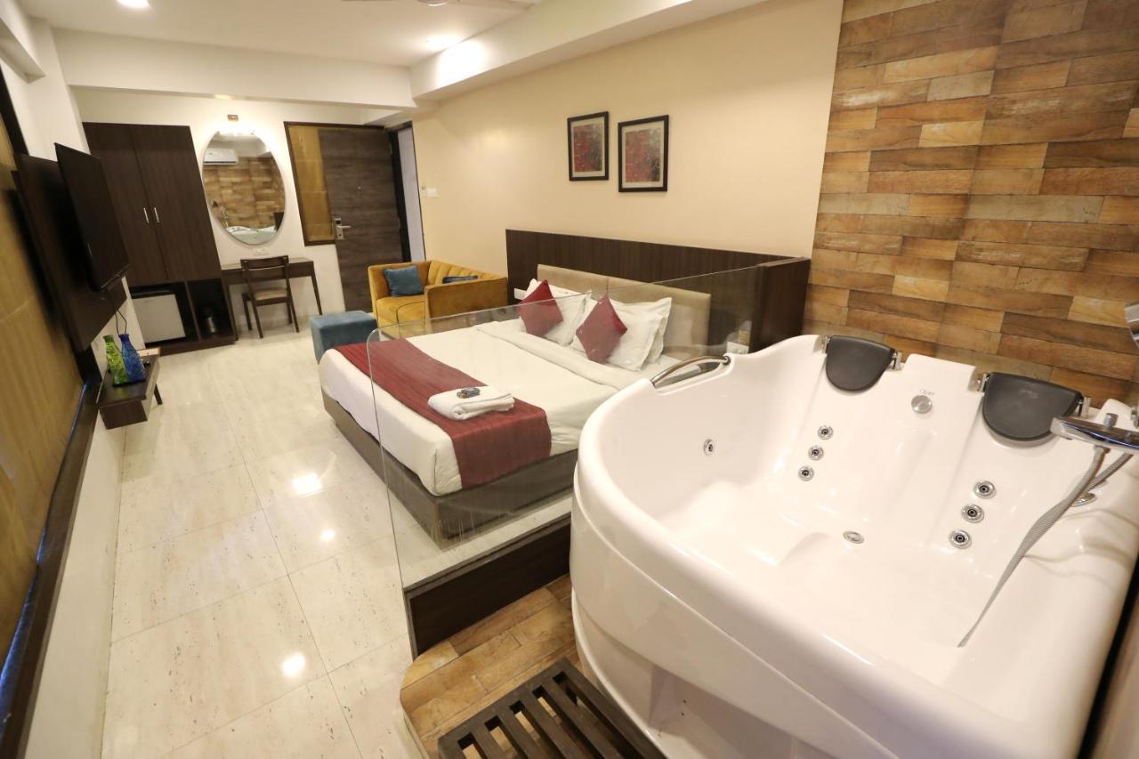 Hotel Privya Rooms And Banquet Surat Exterior photo