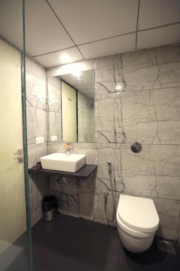 Hotel Privya Rooms And Banquet Surat Exterior photo