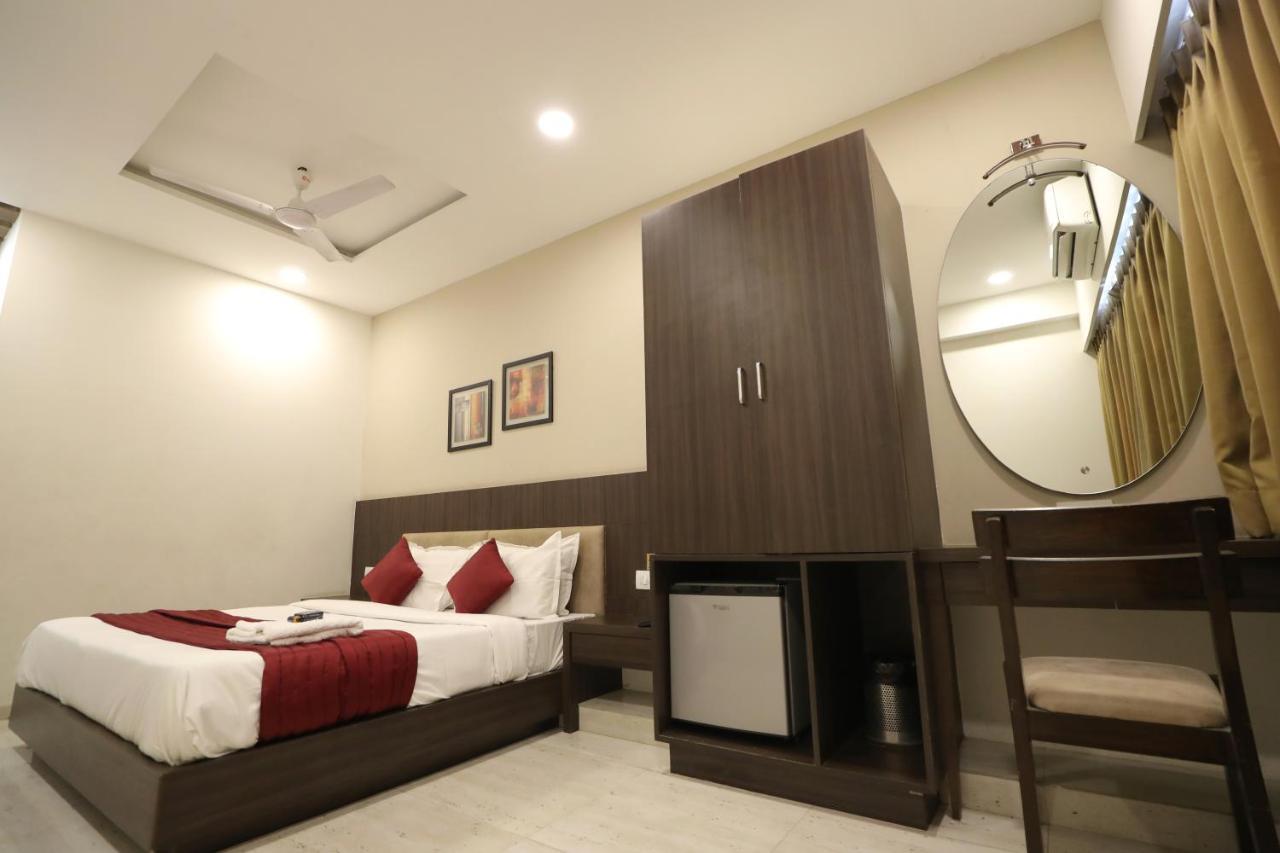 Hotel Privya Rooms And Banquet Surat Exterior photo