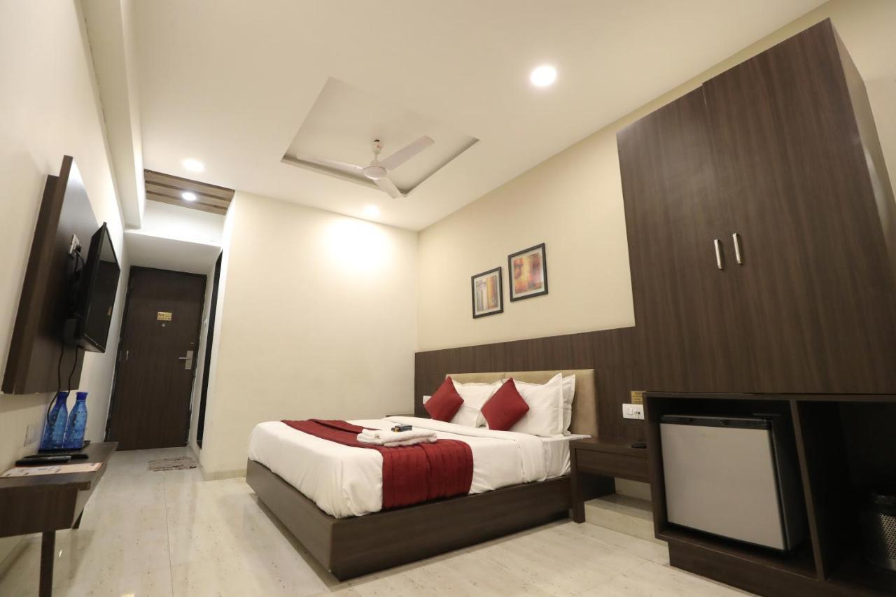 Hotel Privya Rooms And Banquet Surat Exterior photo