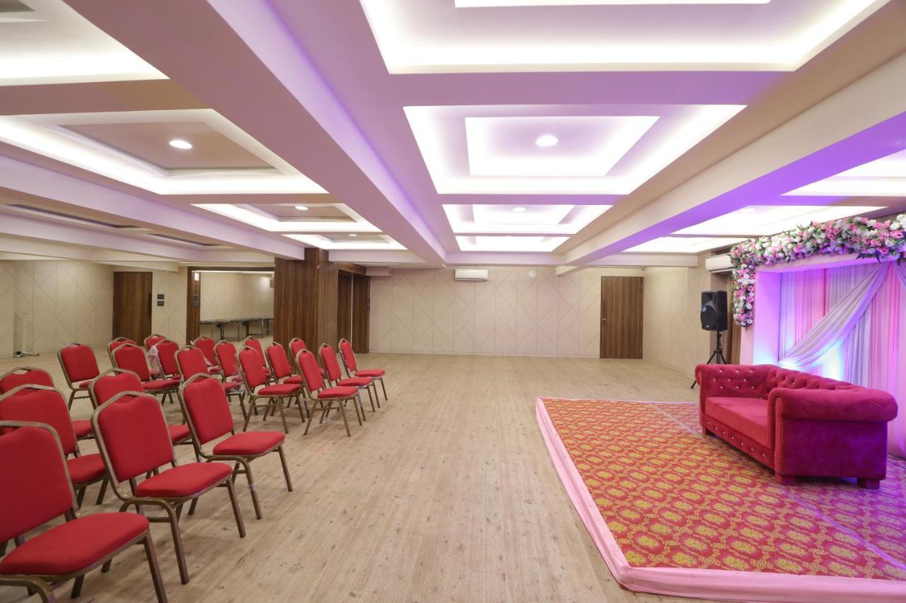 Hotel Privya Rooms And Banquet Surat Exterior photo